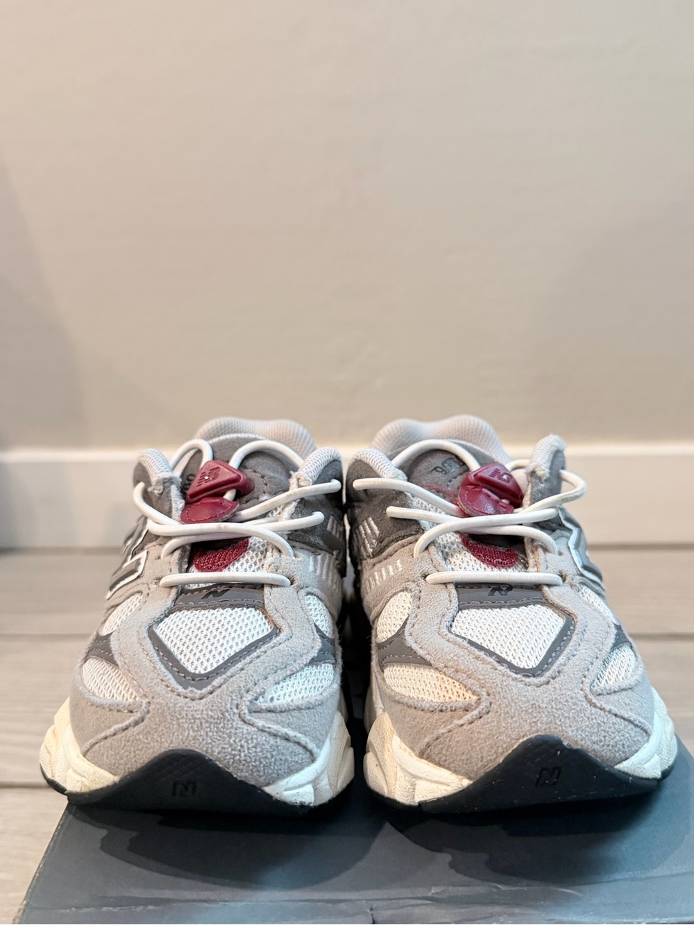 New Balance 9060 Kids Gray, White & Maroon Sneakers size 7 - Picture 3 of 8